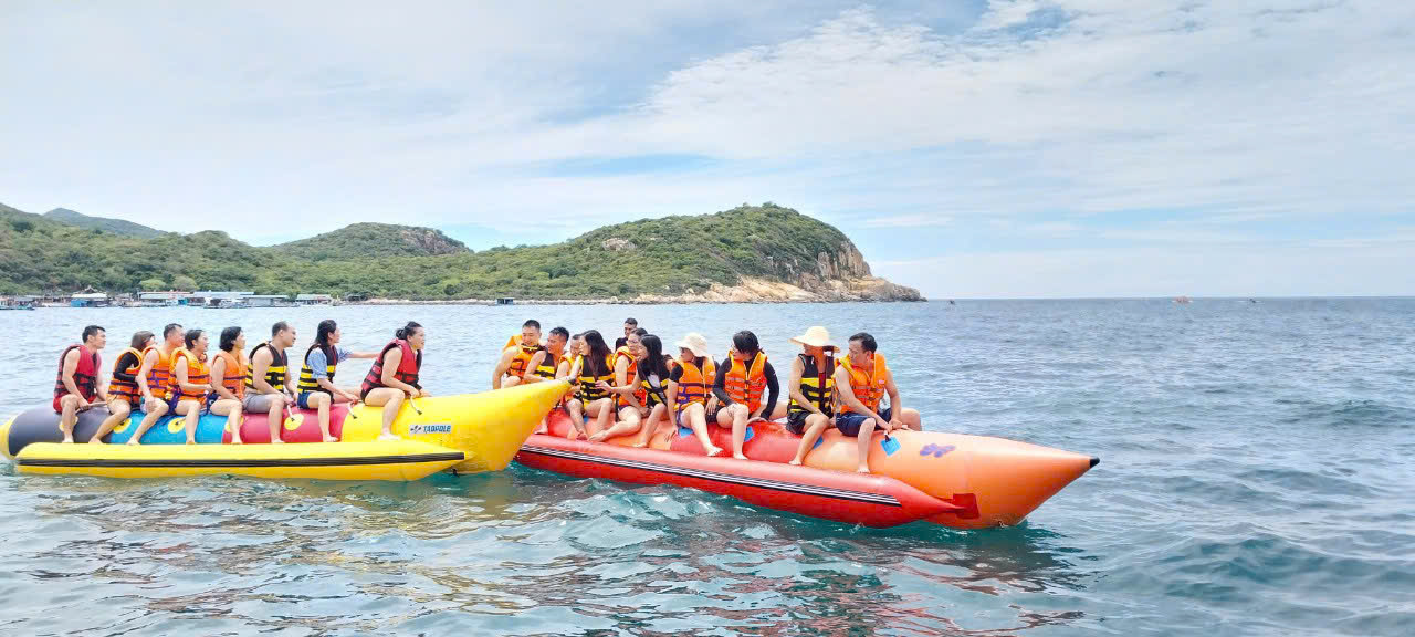 ĐI THUYỀN VỊNH VĨNH HY