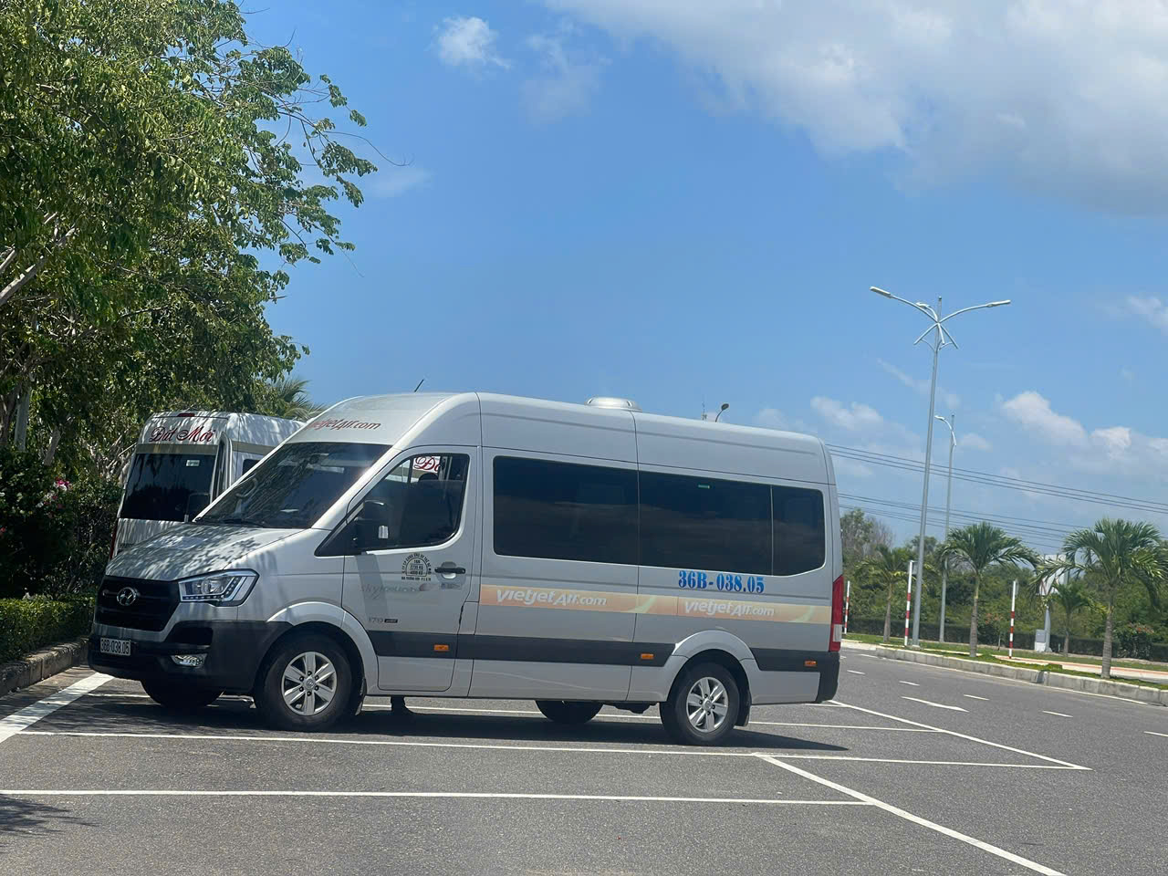 Thuê xe limousine sân bay Cam Ranh đi Vĩnh Hy