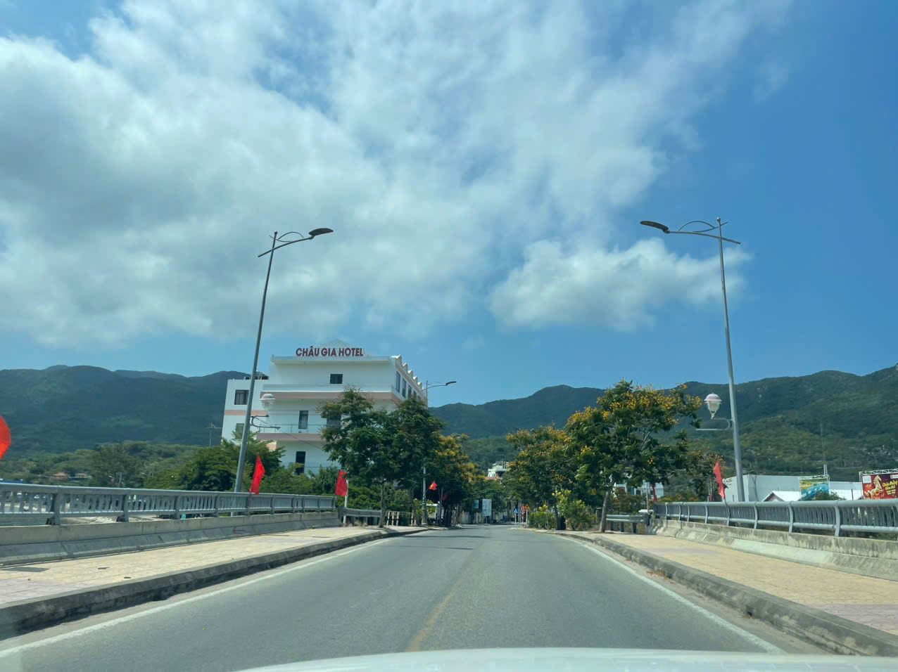 Taxi điện đi Nha Trang từ Vĩnh Hy nhanh