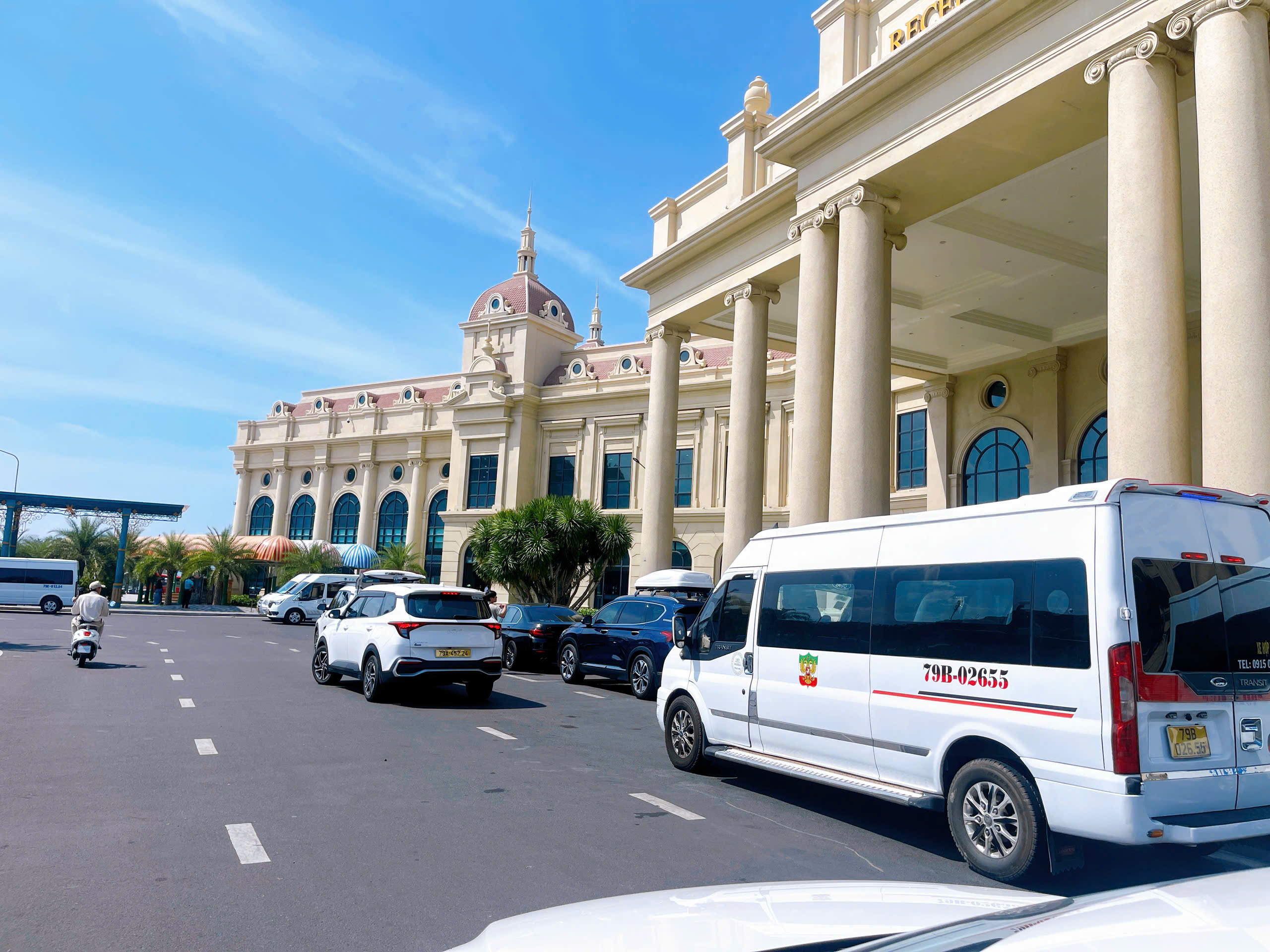 Thuê Xe Du Lịch 16 Chỗ Phan Rang Đi Nha Trang