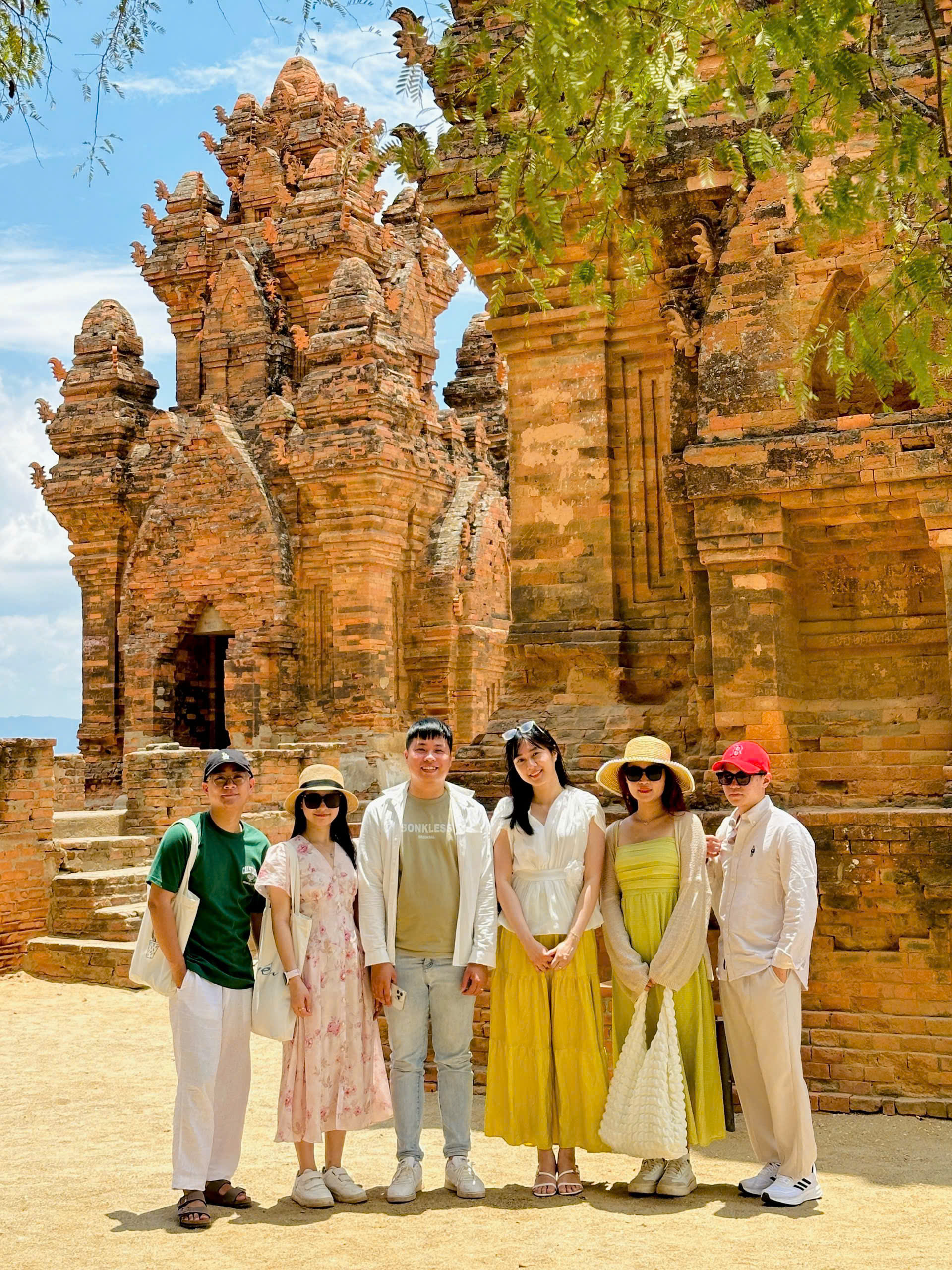 Thuê Xe Du Lịch 16 Chỗ Phan Rang Đi Nha Trang