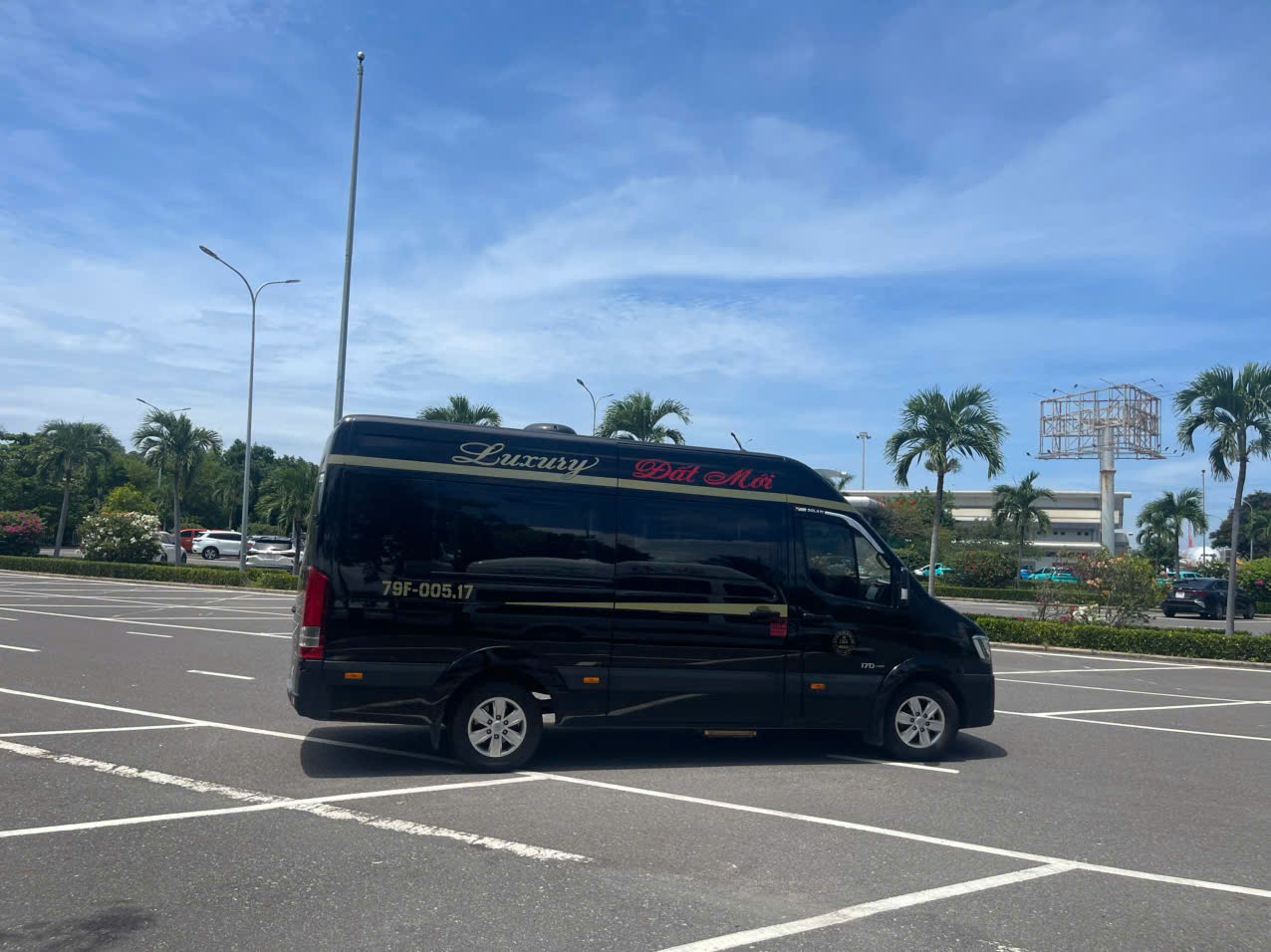 Xe limousine Nha Trang Vĩnh Hy