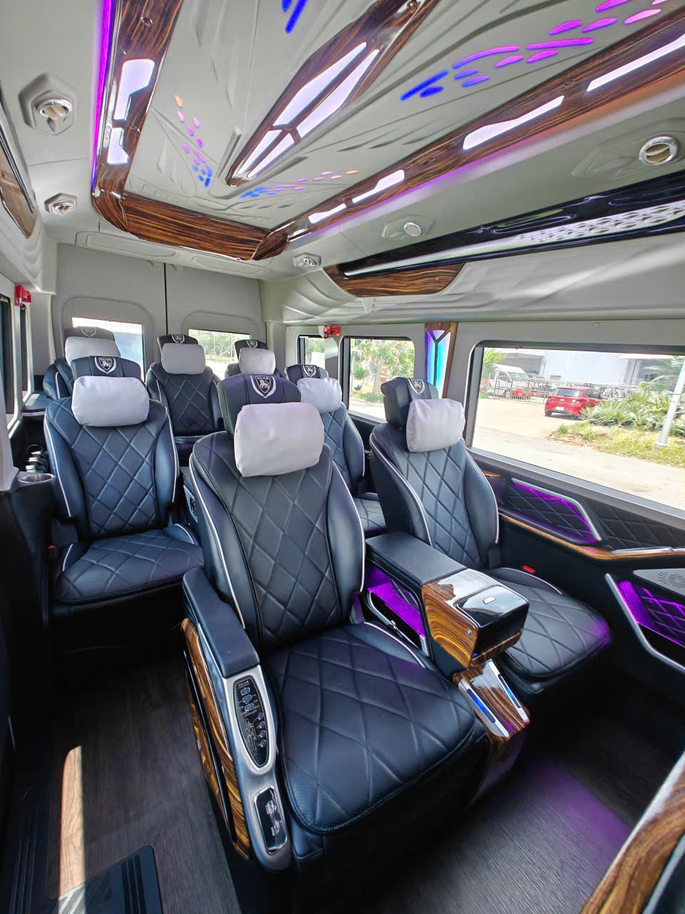 Xe limousine Nha Trang Vĩnh Hy